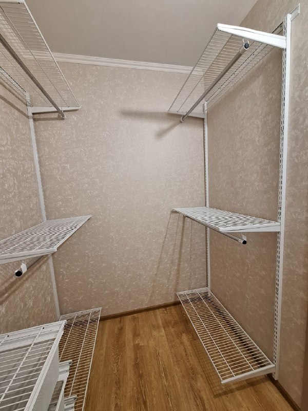 Белая П-образная гардеробная с выдвижными корзинами, ~2,1×2,7 м, фото 2