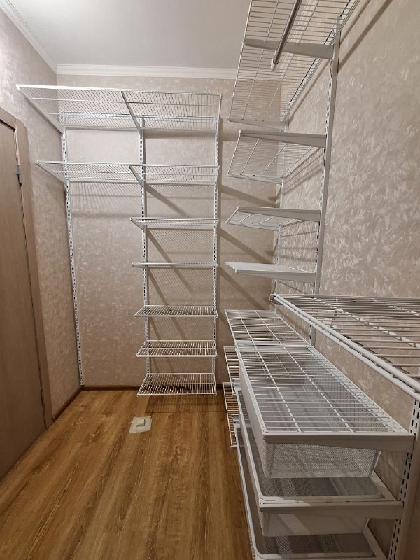 Белая П-образная гардеробная с выдвижными корзинами, ~2,1×2,7 м, фото 3