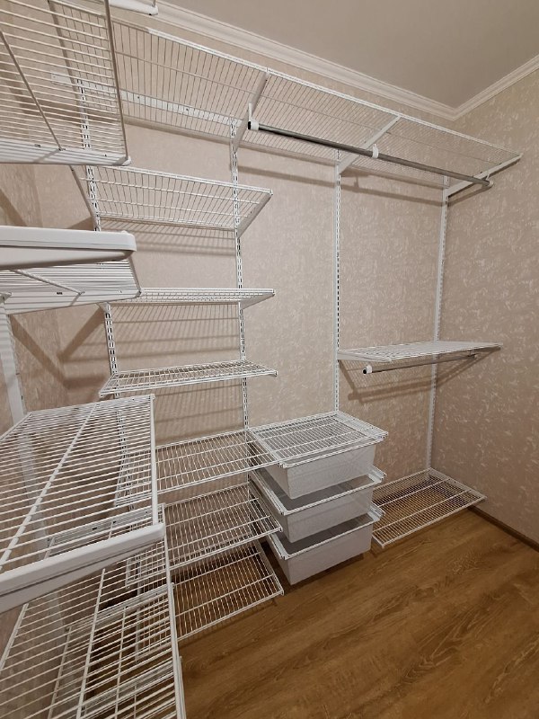 Белая П-образная гардеробная с выдвижными корзинами, ~2,1×2,7 м, фото 4