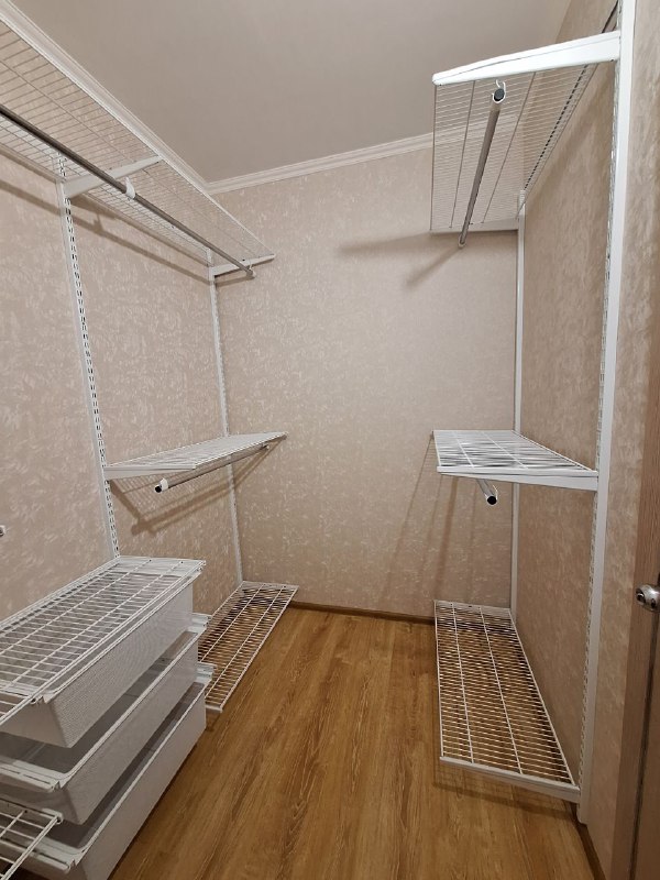 Белая П-образная гардеробная с выдвижными корзинами, ~2,1×2,7 м, фото 5