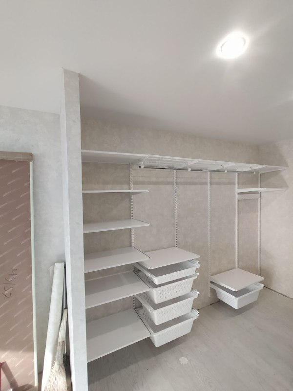 Белая П-образная гардеробная с выдвижными корзинами, ~2,2×3 м, фото 2