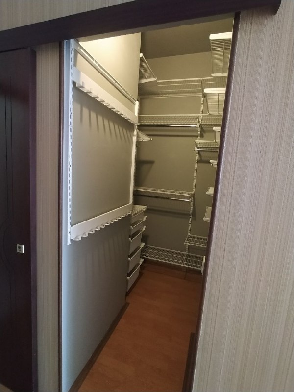 Белая П-образная гардеробная с выдвижными корзинами, фото 1
