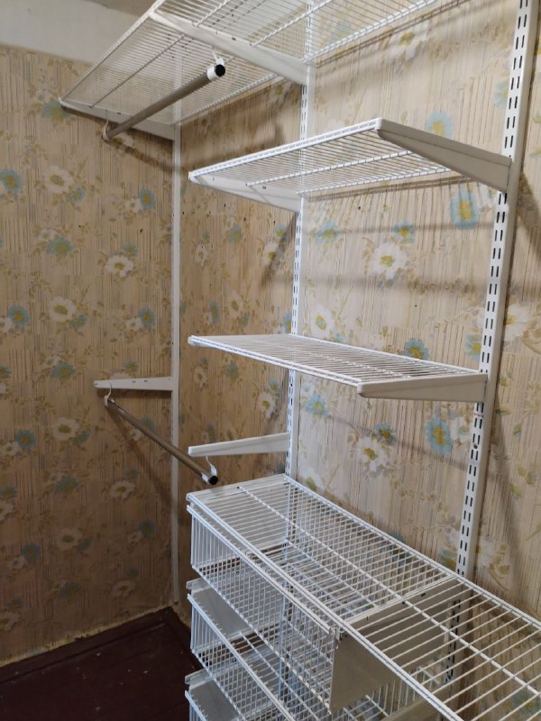 Белая П-образная гардеробная с выдвижными корзинами, ~1,5×1,4 м, фото 1