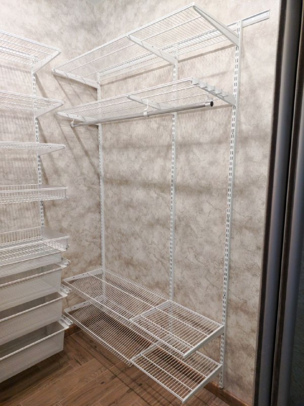Белая П-образная гардеробная с выдвижными корзинами, ~1,8×2,1 м, фото 1