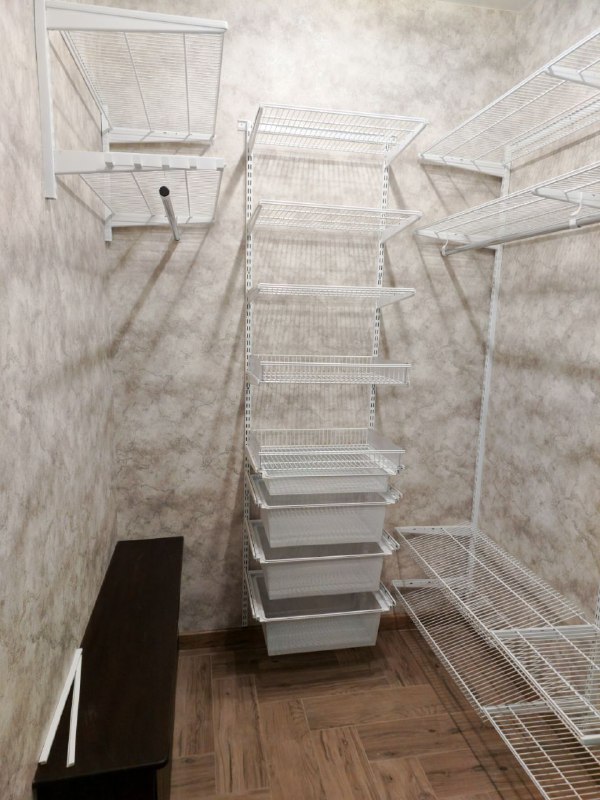 Белая П-образная гардеробная с выдвижными корзинами, ~1,8×2,1 м, фото 2