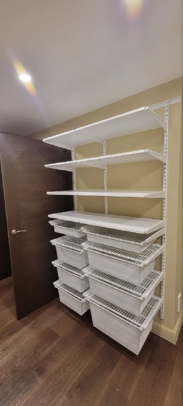 Белая П-образная гардеробная с выдвижными корзинами, ~1,8×2,7 м, фото 2