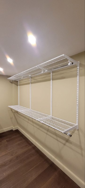 Белая П-образная гардеробная с выдвижными корзинами, ~1,8×2,7 м, фото 3