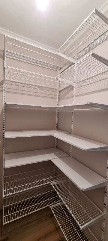 Белая П-образная гардеробная с выдвижными корзинами, ~2,4×1,8 м, фото 3