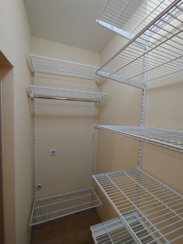 Белая П-образная гардеробная с выдвижными корзинами, ~1,1×1,7 м, фото 2