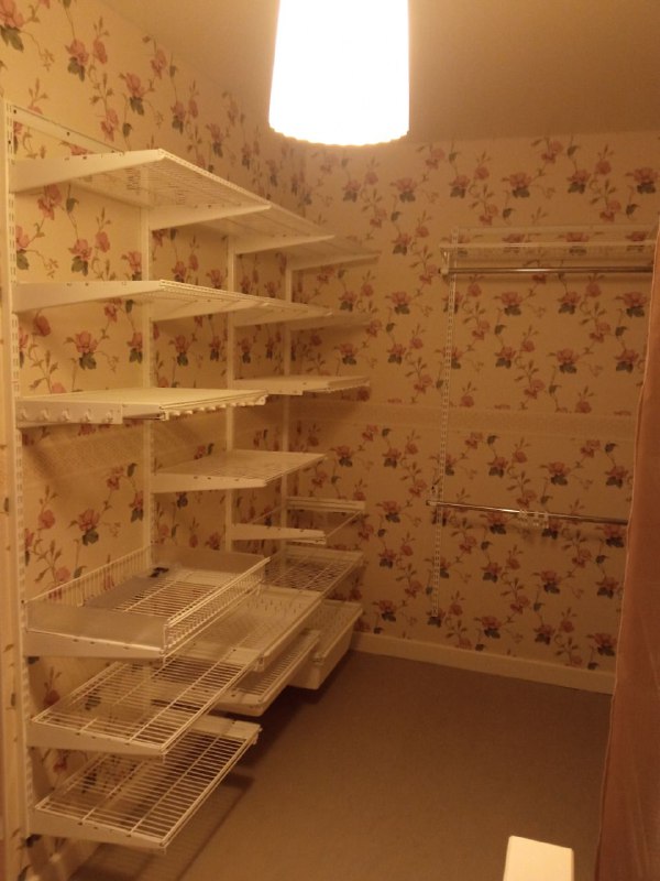 Белая П-образная гардеробная с выдвижными корзинами, ~2,2×2,4 м, фото 2