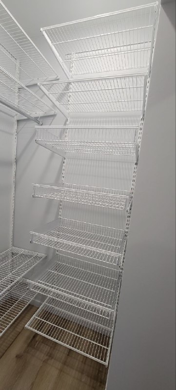 Белая П-образная гардеробная с выдвижными корзинами, ~1,3×1,5 м, фото 2