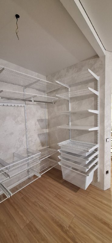 Белая П-образная гардеробная с выдвижными корзинами, ~2,5×2,1 м, фото 1