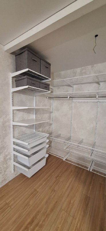 Белая П-образная гардеробная с выдвижными корзинами, ~2,5×2,1 м, фото 3