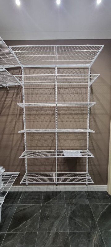 Белая П-образная гардеробная с выдвижными корзинами, ~2,7×1,8 м, фото 1