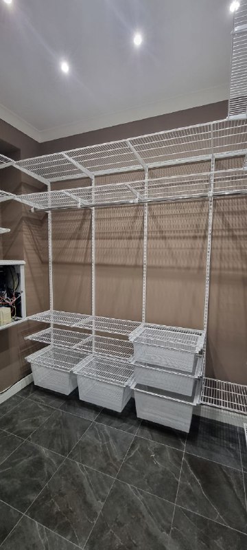 Белая П-образная гардеробная с выдвижными корзинами, ~2,7×1,8 м, фото 3