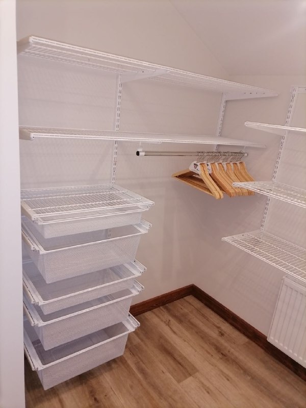 Белая П-образная гардеробная с выдвижными корзинами, ~1,9×2,4 м, фото 1