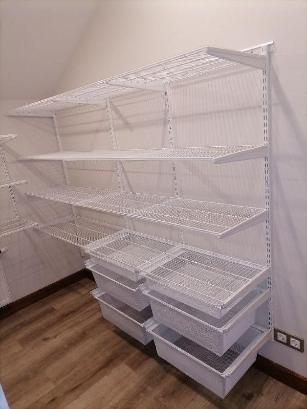 Белая П-образная гардеробная с выдвижными корзинами, ~1,9×2,4 м, фото 2
