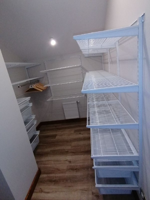 Белая П-образная гардеробная с выдвижными корзинами, ~1,9×2,4 м, фото 3