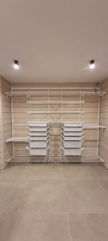 Белая П-образная гардеробная с выдвижными корзинами, ~2,8×2,3 м, фото 4