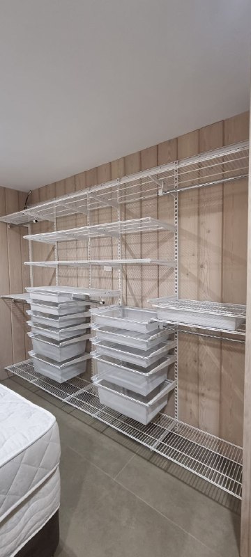 Белая П-образная гардеробная с выдвижными корзинами, ~2,8×2,3 м, фото 5