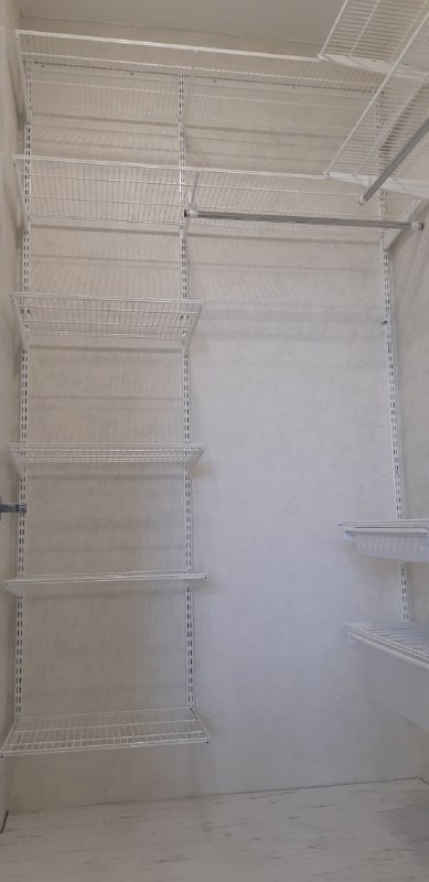 Белая П-образная гардеробная с выдвижными корзинами, ~1,5×1,3 м, фото 1