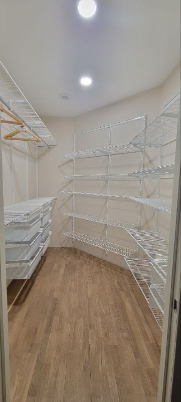 Белая П-образная гардеробная с выдвижными корзинами, ~1,9×2,8 м, фото 1