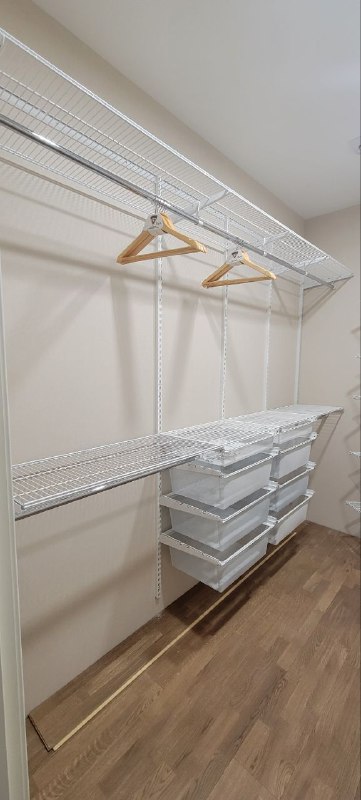 Белая П-образная гардеробная с выдвижными корзинами, ~1,9×2,8 м, фото 2