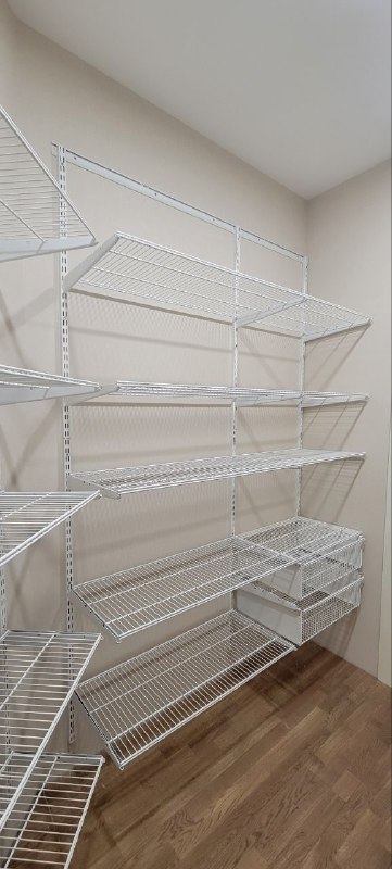 Белая П-образная гардеробная с выдвижными корзинами, ~1,9×2,8 м, фото 3