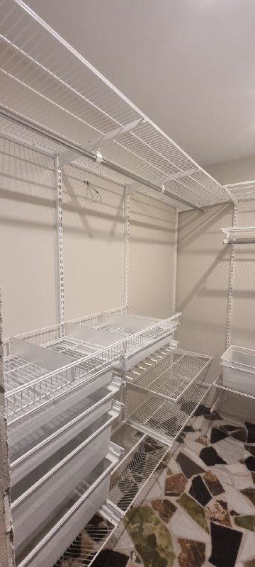 Белая П-образная гардеробная с выдвижными корзинами, ~2,4×2 м, фото 1