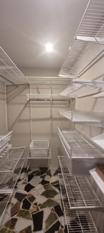 Белая П-образная гардеробная с выдвижными корзинами, ~2,4×2 м, фото 2