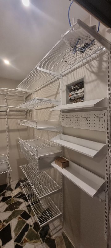 Белая П-образная гардеробная с выдвижными корзинами, ~2,4×2 м, фото 3