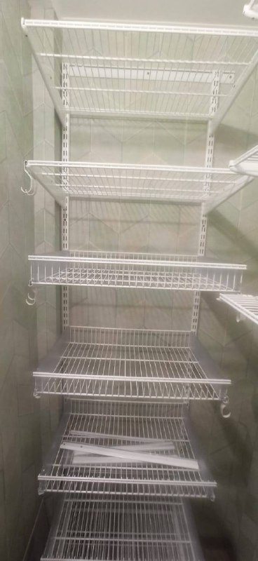 Белая П-образная гардеробная с выдвижными корзинами, ~0,9×1,4 м, фото 1