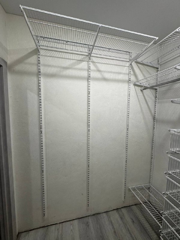 Белая П-образная гардеробная с выдвижными корзинами, ~1,5×2 м, фото 3