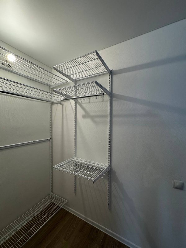 Белая П-образная гардеробная с выдвижными корзинами, ~2,4×1,8 м, фото 3