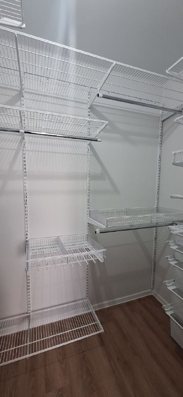 Белая П-образная гардеробная с выдвижными корзинами, ~1,8×1,5 м, фото 2