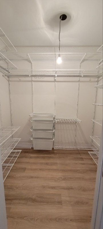 Белая П-образная гардеробная с выдвижными корзинами, ~2,4×2 м, фото 1