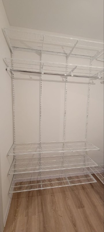 Белая П-образная гардеробная с выдвижными корзинами, ~2,4×2 м, фото 3