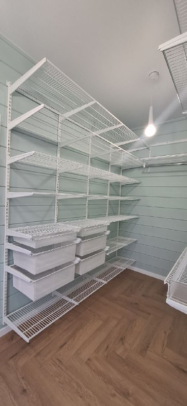 Белая П-образная гардеробная с выдвижными корзинами, ~1,8×2,7 м, фото 1