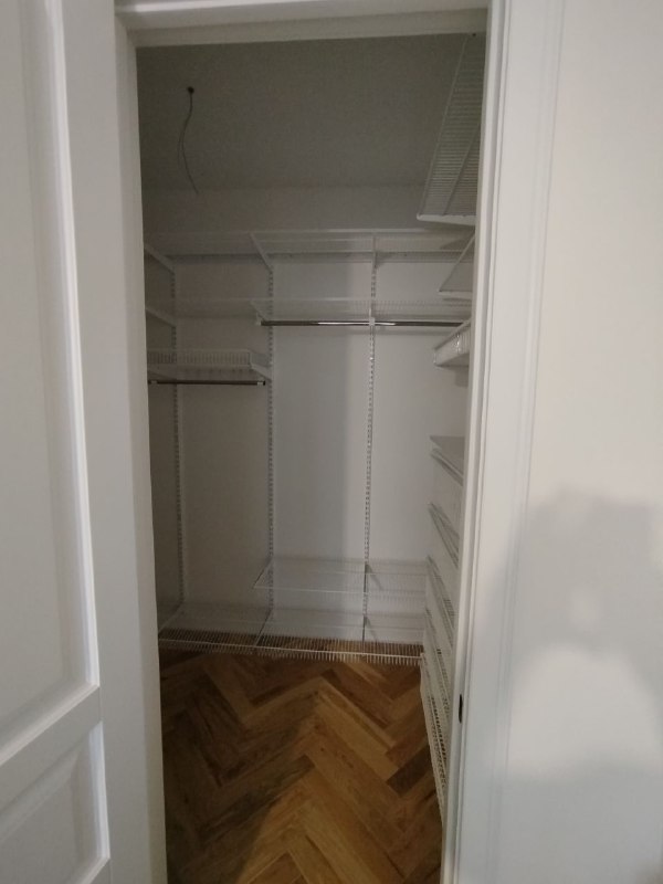 Белая П-образная гардеробная с выдвижными корзинами, ~1,9×2 м, фото 1