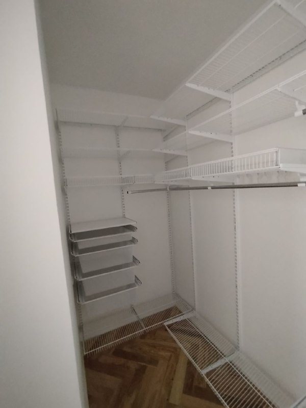 Белая П-образная гардеробная с выдвижными корзинами, ~1,9×2 м, фото 2