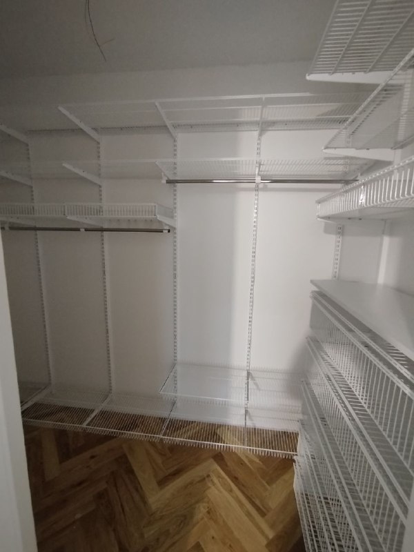 Белая П-образная гардеробная с выдвижными корзинами, ~1,9×2 м, фото 3