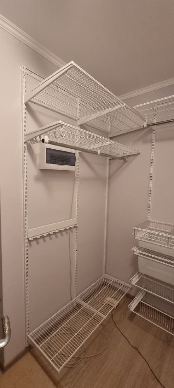 Белая П-образная гардеробная с выдвижными корзинами, ~1,3×1,8 м, фото 1