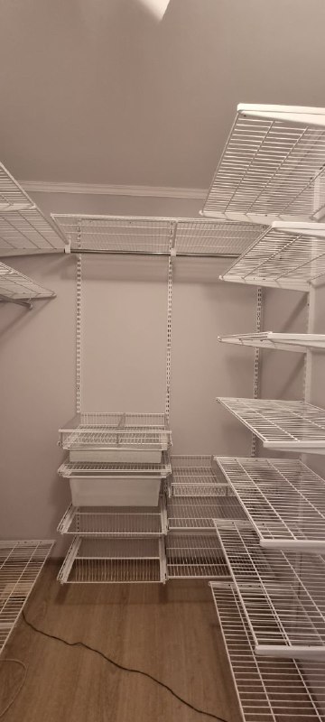 Белая П-образная гардеробная с выдвижными корзинами, ~1,3×1,8 м, фото 2
