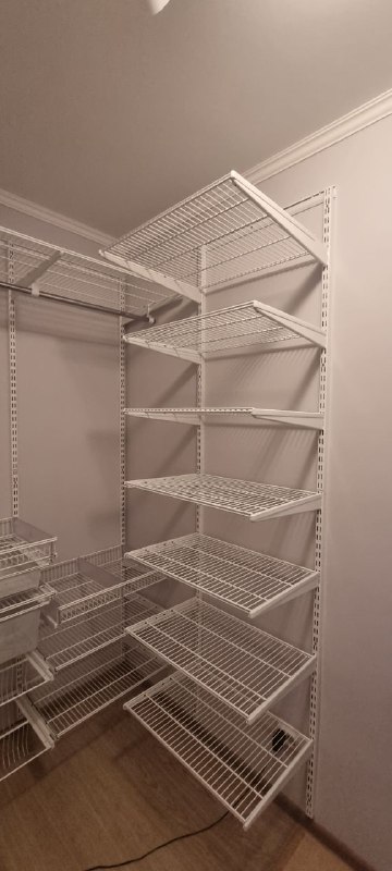 Белая П-образная гардеробная с выдвижными корзинами, ~1,3×1,8 м, фото 3
