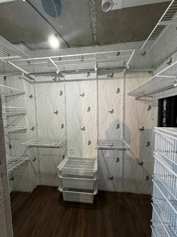 Белая П-образная гардеробная с выдвижными корзинами, ~2,1×2,2 м, фото 1