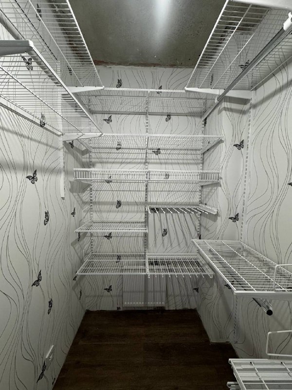 Белая П-образная гардеробная с выдвижными корзинами, ~2,1×2,2 м, фото 2
