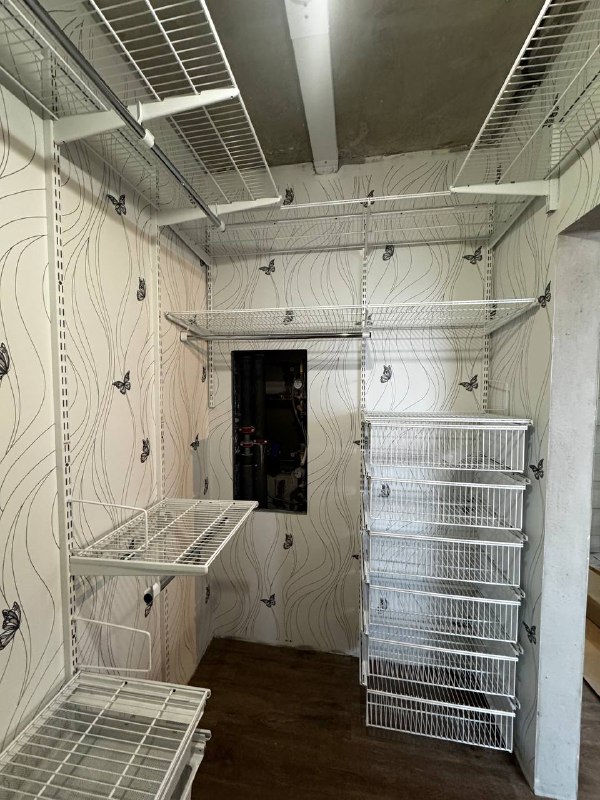Белая П-образная гардеробная с выдвижными корзинами, ~2,1×2,2 м, фото 3