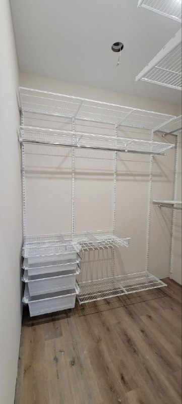 Белая П-образная гардеробная с выдвижными корзинами, ~2×2,4 м, фото 1