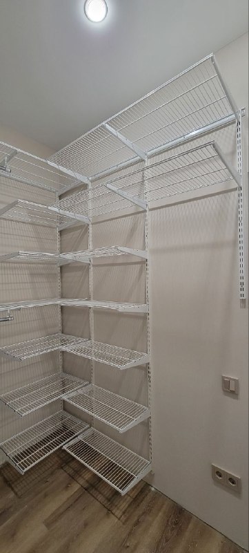 Белая П-образная гардеробная с выдвижными корзинами, ~2×2,4 м, фото 3