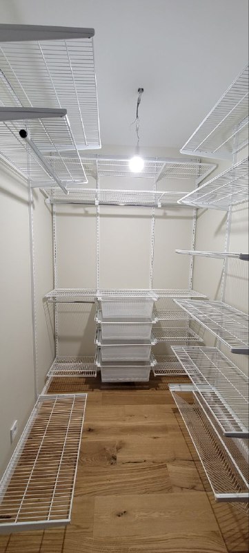 Белая П-образная гардеробная с выдвижными корзинами, ~1,8×2,4 м, фото 1